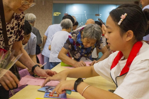 团圆中秋，温情养老院：广东岭南现代技师学院的中秋献礼